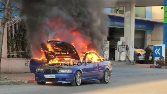 Shkrumbohet nga flakët makina në Tiranë, shkak dyshohet një defekt teknik (VIDEO)