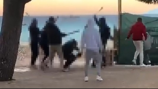 Skandal në Sarandë, një grup adoleshentësh rrahin me shkopinj bashkëmoshatarin! VIDEO-n e postojnë në TikTok