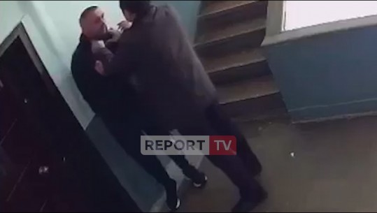VIDEO skandali/ Dyshonte se i kishte vënë flakën klinikës së bashkëshortes, polici në Pogradec dhunon qytetarin në hyrjen e pallatit! E kap për fyti dhe e godet me shpulla e shkelma