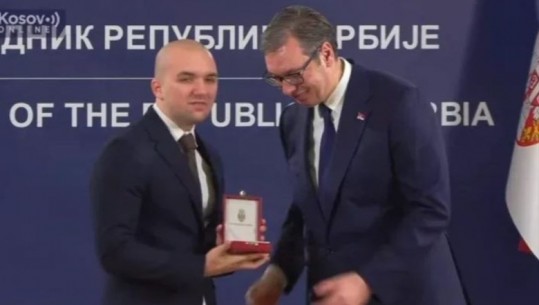 Provokim? Vuçiç dekoron ish-policin Dejan Pantiç (i akuzuar për terrorizëm në Kosovë)! I jep medalje të artë për guxim