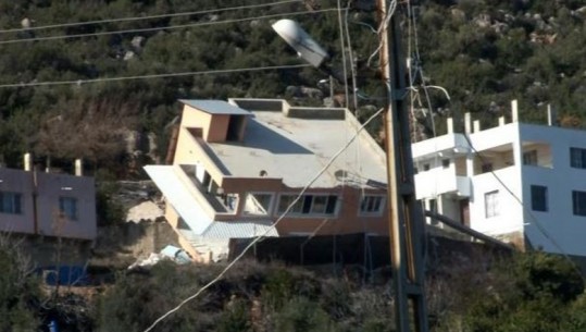 Tërmeti në Turqi/ Shtëpia goditet nga shkëmbi, ngel e “varur” në greminë