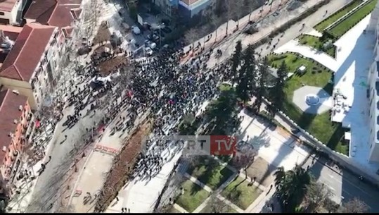 Pamjet me dron, shumë pak protestues i përgjigjen thirrjes së Berishës për t'u mbledhur para Kuvendit