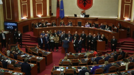 Spaho s’pushon duke i rënë bilbilit, pezullohet seanca e Kuvendit! Balla: Berisha po kërkon të destabilizojë Shqipërinë