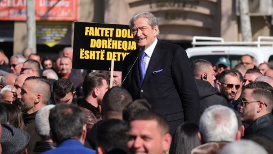 Pankarta në protestën e thirrur nga Berisha: Faktet dolën, dorëheqja detyrim