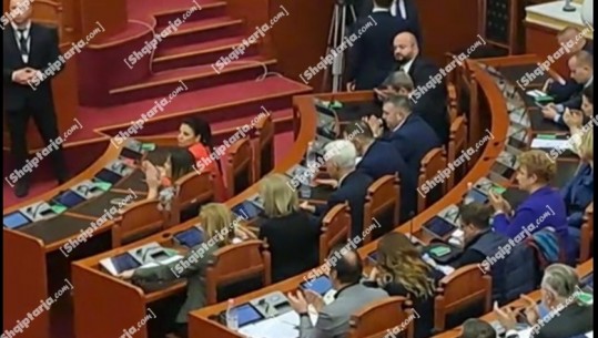 Në pritje të votimit për kërkesën e PD-së për shkarkimin e saj, Nikolla ulet krah deputetëve socialiste