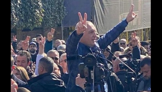 Berisha mban protestë para parlamentit, ironizon deputeti i PD-së: S'ka si të jetë pjesë e çështjes së vulës së partisë Ilir Meta
