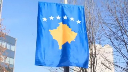 Ngritja solemne e flamurit të Kosovës në 15-vjetorin e shpalljes së Pavarësisë, i pranishëm Bajram Begaj! Pranë tij qëndrojnë Kurti, Osmani dhe Konjfuca