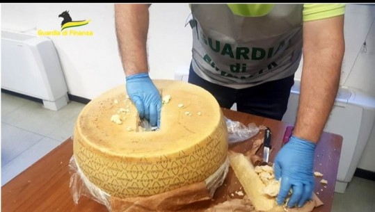 E trafikonin duke e fshehur brenda djathit 'Parmigiano', sekuestrohet 100 kg kokainë në Itali! Kreu i grupit kriminal, një 37-vjeçar shqiptar