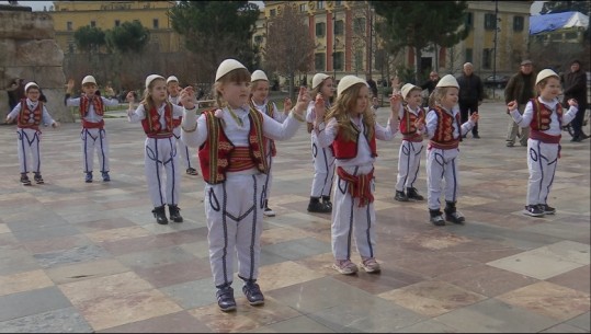 15 vjet shtet i pavarur, Shqipëria feston bashkë me Kosovën, fëmijët performojnë në shesh: Ne pritëm kaq vite dhe po presim që të bashkohemi