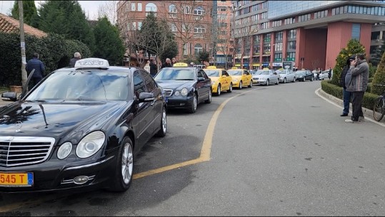 Konkurrenca e pandershme, protestojnë taksistët në Shkodër: Dorëzojmë targat nëse policia nuk frenon informalitetin