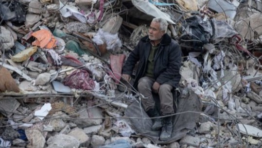 Eksperti turk: Mbi 100 mijë persona mund të jetë ende nën rrënoja