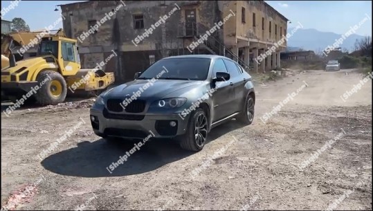 BMW X6 ‘e armatosur gjer në dhëmbë’ në Elbasan, Report Tv sjell pamjet nga vendi ku u braktis makina me 3 kallashnikovë