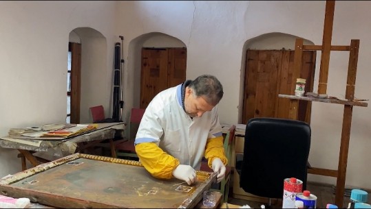 Ruajtja e ikonave, restauruesit që kurojnë thesaret e UNESCO-s në Berat rrëfejnë ‘sekretet’! Si zgjidhen ngjyrat dhe teknika që aplikohet
