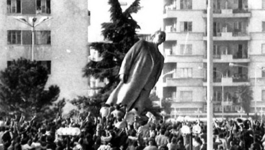 Sot 32 vite nga rrëzimi i bustit të diktatorit Enver Hoxha