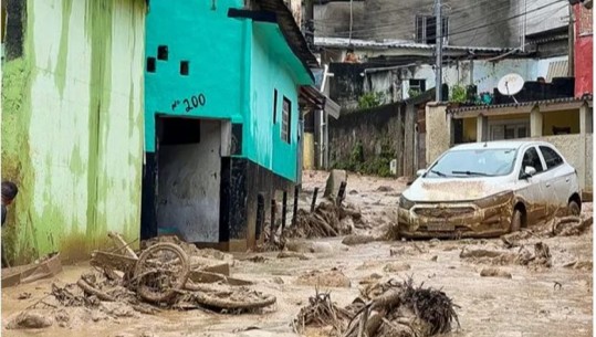 Rrëshqitje masive dheu e reshje te dendura, dhjetëra të vdekur nga përmbytjet në Brazil