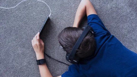 Studim amerikan: Një miliard të rinj rrezikojnë të humbasin dëgjimin nga muzika me zë të lartë