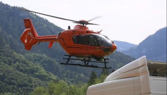 U rrëzua aksidentalisht pranë shtëpisë së tij, i moshuari nga Bulqiza dërgohet me helikopter drejt Tiranës