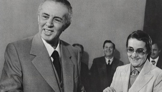 Nexhmije Hoxha: Ku isha, kur rrëzuan monumentin e Enverit!