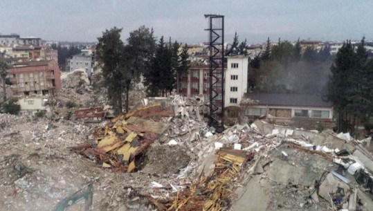 FOTOLAJM/ Rrafshohet pallati nga tërmeti i fuqishëm në Turqi, shkallët nuk lëvizin      