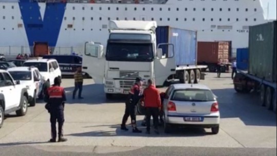 Kishin destinacion Anglinë, SPAK merr në dorë hetimet për 8 pistoletat ‘Glock’ të gjetura brenda furgonit në Portin e Durrësit