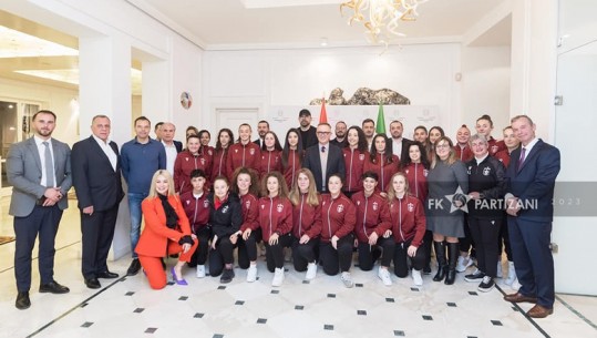 Vajzat e futbollit të Partizanit priten në Ambasadën Italiane, shumë shpejt miqësore me Romën