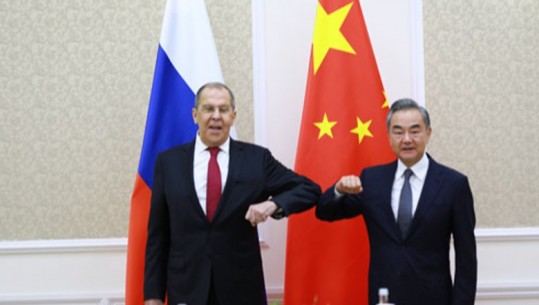 Rusi-Kinë, nis takimi Wang-Lavrov në Moskë