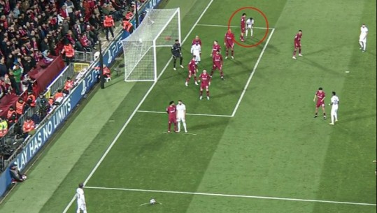 VIDEO/ Turpërimi nga Real Madridi, si mbrojtësi i Liverpoolit 'i fali' golin spanjollëve