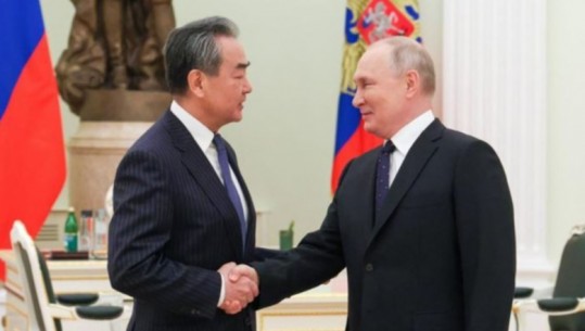 Putini takohet me ministrin e Jashtëm të Kinës: Gjithçka po lëviz para dhe po zhvillohet