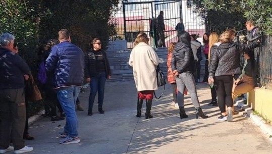 Sarandë/ 14-vjeçari terrorizoi nxënësit e shkollës me pistoletë, çështja dërgohet për hetim! Mësimi bojkotohet sërish