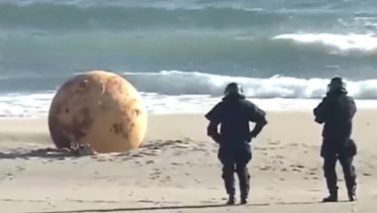 Misteri! Një top gjigant hekuri gjendet në një plazh në Japoni, nisin hetimet nga policia (VIDEO)