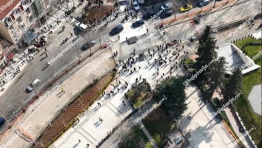 FOTOLAJM/ ‘Revolucioni’ i Berishës, qytetarët nuk i përgjigjen skenarit të Rithemelimit! Shumë pak njerëz në protestë