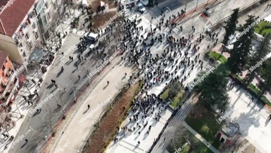 Protestë para Kuvendit, Report Tv sjell pamjet me dron, pak qytetarë në 'revolucion'! Berisha: Po të duam hyjmë në sallë për 3 minuta! Meta: Vendi vuan nga 'kartonokracia'