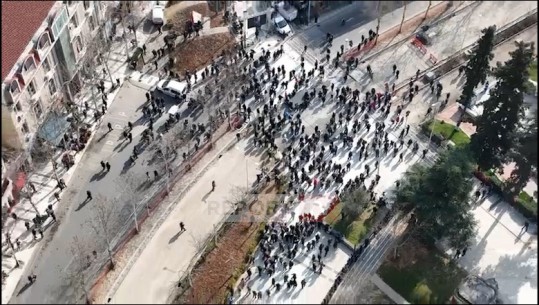 VIDEO/ Protesta e Berishës para Kuvendit, ja sa qytetarë i janë përgjigjur thirrjes së ish-kryeministrit