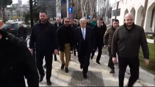 Me forca të shtuara sigurie, Berisha i bashkohet protestës! Ndizet muzika sapo mbërrin para Kuvendit