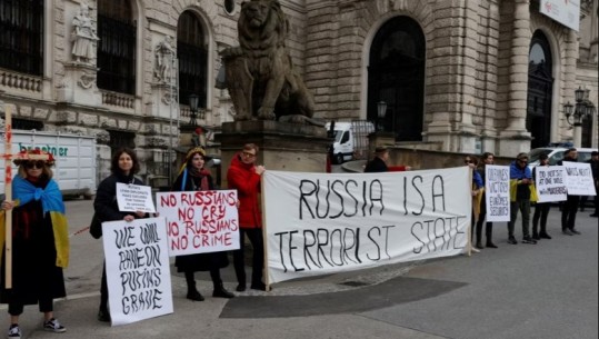 Mbledhja e OSBE-së, nis me protesta dhe bojkot për shkak të pjesëmarrjes së Rusisë