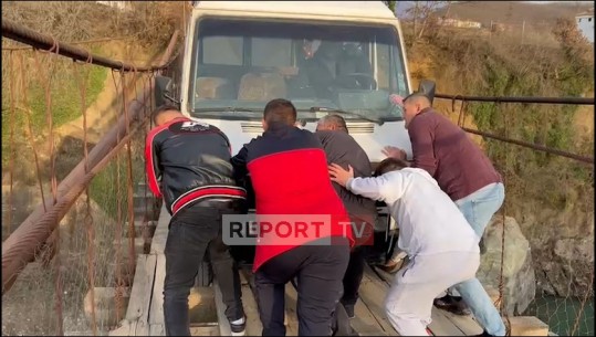 Shmanget tragjedia në Klos/ Thyhen dërrasat e urës, ngec furgoni me pasagjerë  (VIDEO)