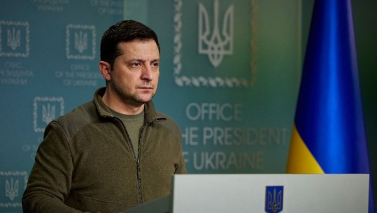 Zelensky u flet ushtarëve: Ukraina është gjallë falë jush, krenarë për ju