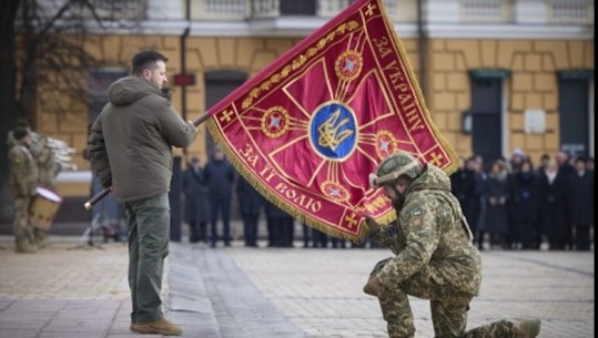Zelenksy ndjek shërbimin ushtarak në Kiev, gjenerali i Mbretërisë së Bashkuar: Kosotoja e luftës llogaritet me humbjet e jetës (FOTO)
