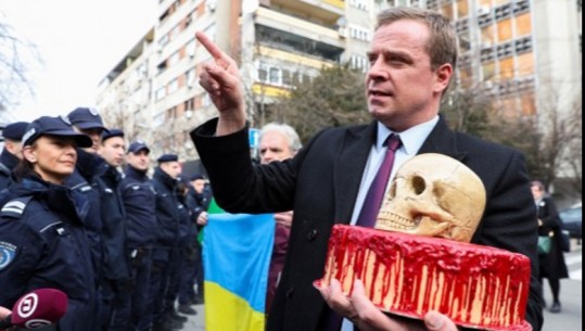 Gjest i guximshëm, aktivisti pro-ukrainas i dorëzon 'tortën e vdekjes' ambasadorit rus
