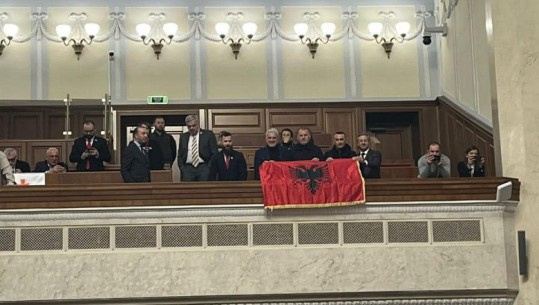 FOTOT/ Një vit luftë, deputetët socialistë shpalosin flamurin shqiptar në parlamentin e Ukrainës