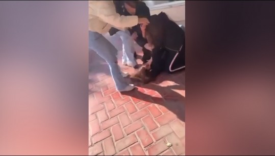 E rëndë në Tiranë! Sherr mes vajzave të një shkolle 9-vjeçare, zihen me grushte e shkelma dhe shajnë njëra-tjetrën! Shoqërohen bashkë me prindërit në Polici  (VIDEO)