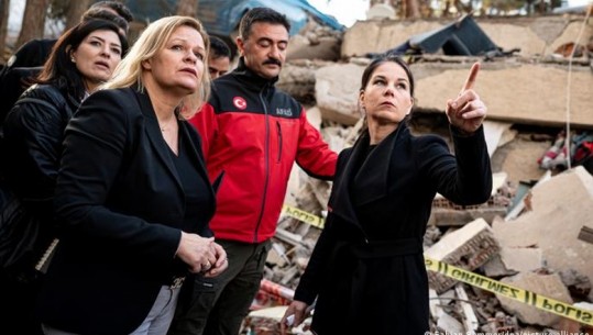 Tërmeti i fuqishëm në Turqi,  të mbijetuarit pritje të gjatë për një vizë gjermane