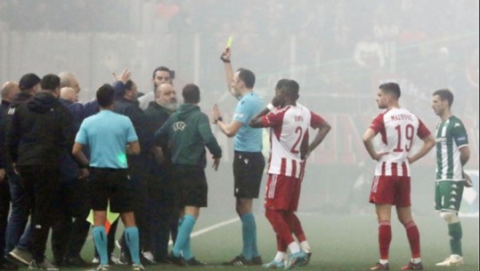 Tensione në derbin grek, futbollistit shqiptar i anulohet goli në minutën e fundit, presidenti i Olimpiakosit zbret në fushë
