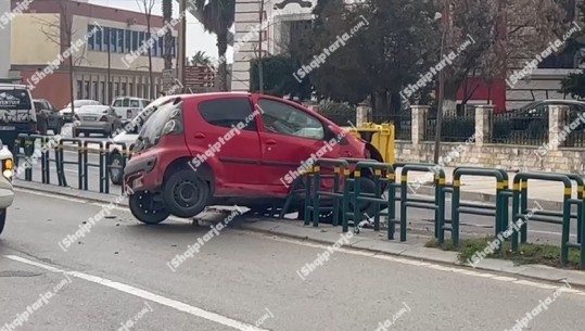 Aksident në Durrës, makina përfundon mbi barrierat mbrojtëse të rrugës! Plagoset drejtuesi i automjetit