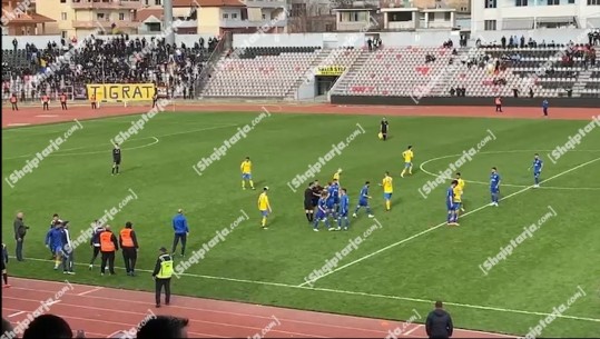 Tension në ndeshjen Elbasani-Pogradeci, miqtë sulmojnë arbitrin! Ndërpritet për 8 minuta sfida (VIDEO)