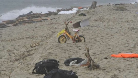 FOTOLAJM/ Biçikleta mbërriti në breg por vogëlushi jo, çfarë nxori tragjedia në bregun e Italisë