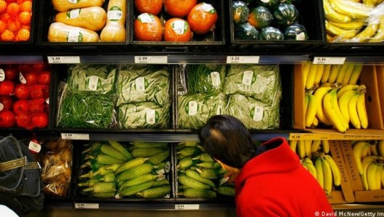 Supermarketet britanike racionojnë shitjen e perimeve