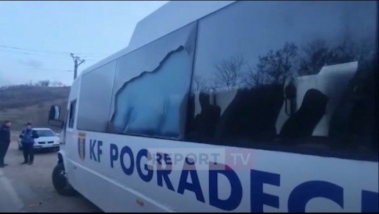 Goditi me shishe qelqi xhamin e autobusit të KF Pogradecit, arrestohet 22-vjeçari (EMRI)