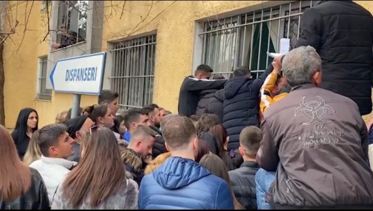 Fluks për të kapur 'patentën e lirë', dyndje qytetarësh pranë mjekëve specialistë në Elbasan dhe Durrës! Ngjiten mbi kangjella vetëm për të plotësuar formularin (VIDEO)
