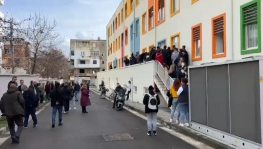 Situatë kaotike në Durrës për 'patentën e lirë', 250 persona në pritje për të kryer vizitat mjekësore